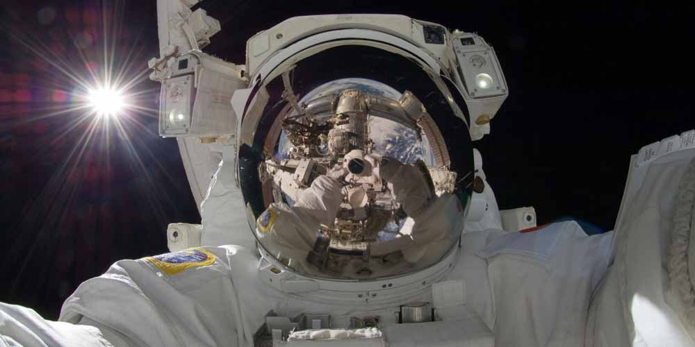 ISS: Astronauta film oggetto che entra nell'atmosfera terrestre