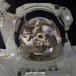 ISS: Astronauta film oggetto che entra nell'atmosfera terrestre