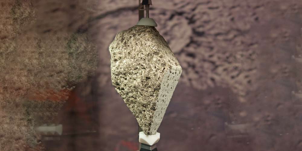 Biden chiede un pezzo di roccia lunare nello studio ovale