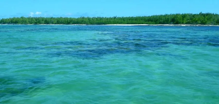 Mauritius, la petroliera incagliata si è spezzata