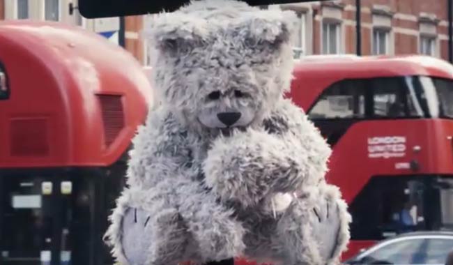 Teddy Bear a Londra l’orsetto contro lo smog