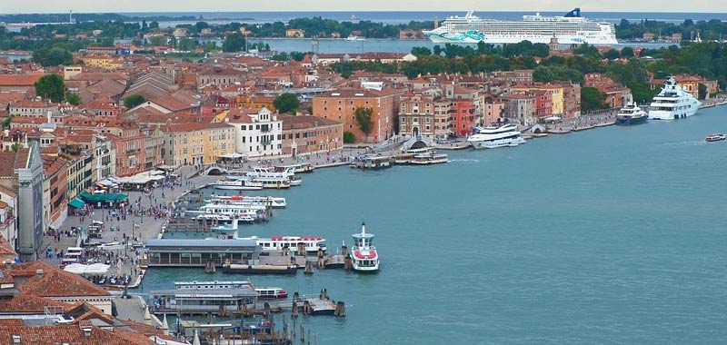Venezia sfiorata la tragedia per la manovra di una nave