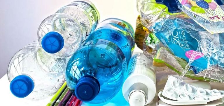 Plastica, quanto ci mette a degradarsi nell’ambiente?