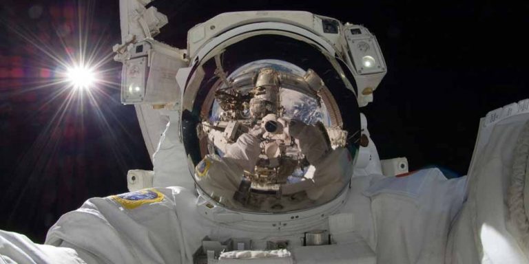 ISS: Astronauta film oggetto che entra nell’atmosfera terrestre