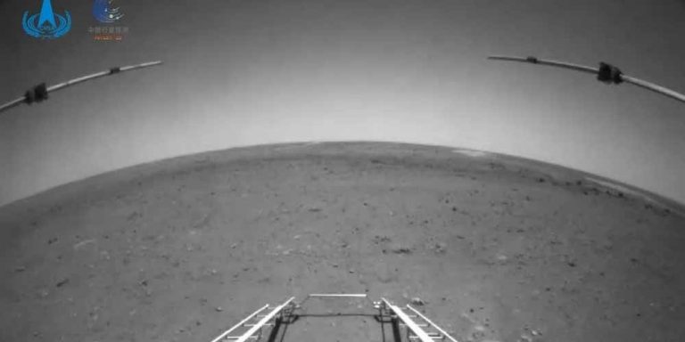 Il rover cinese invia la prima foto di Marte
